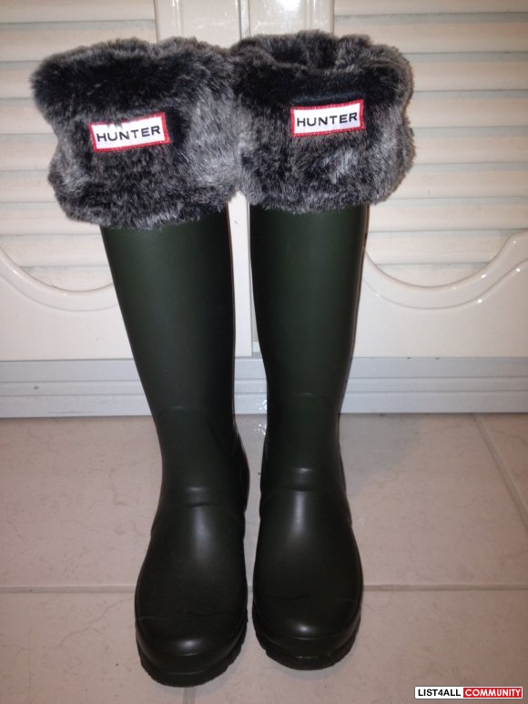 green hunter boots with socks