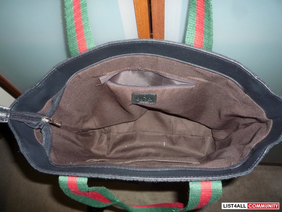 inside of a gucci messenger bag